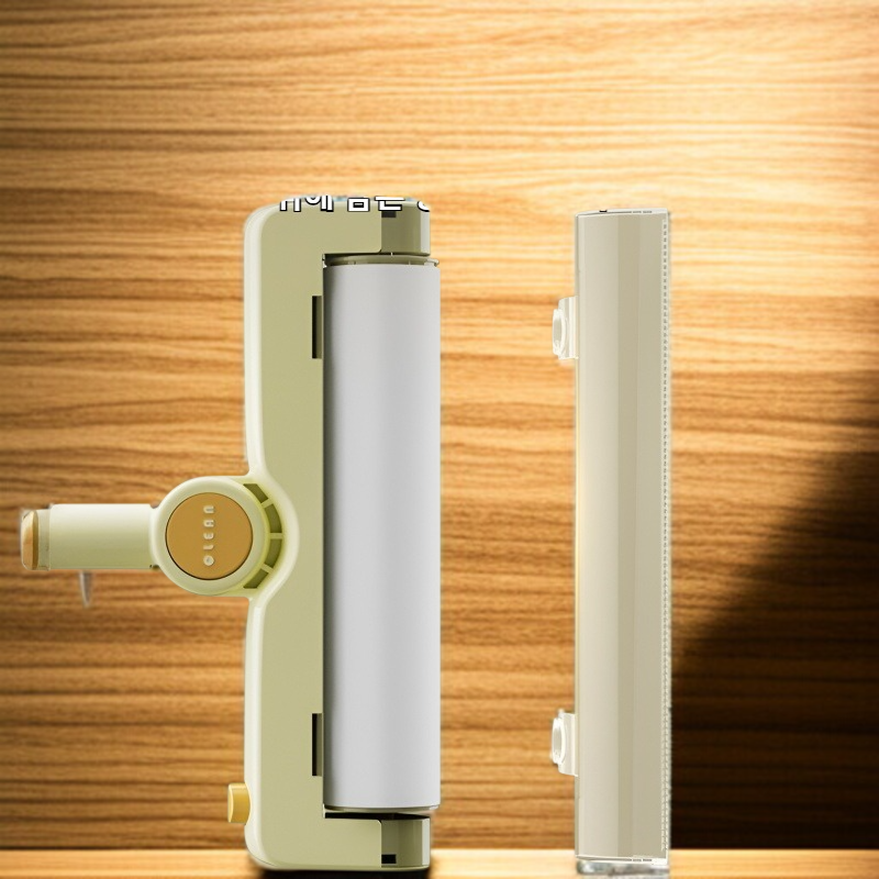 옷에 붙은 머리카락을 롤러로 제거하는 장면