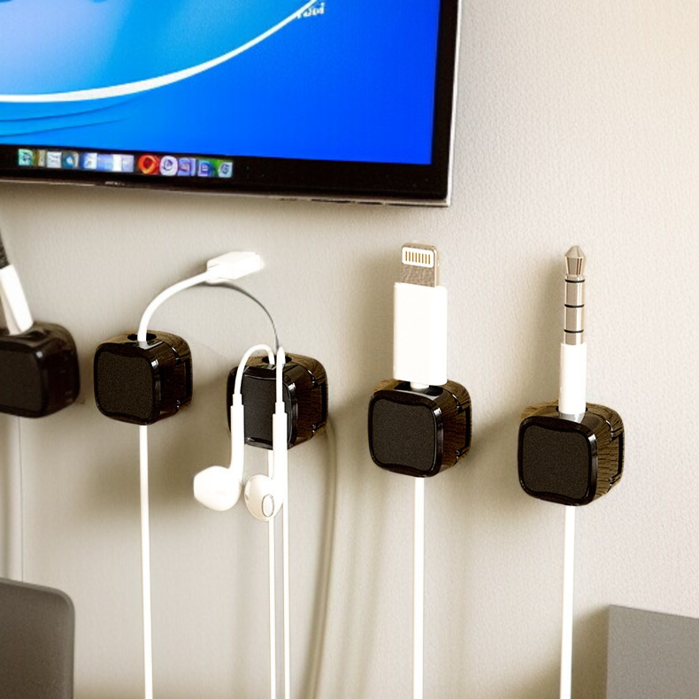 携帯電話充電ケーブルを整理するマグネットワインダー