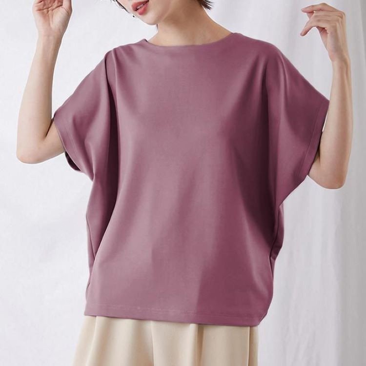 シンプルなデザインのプルオーバー