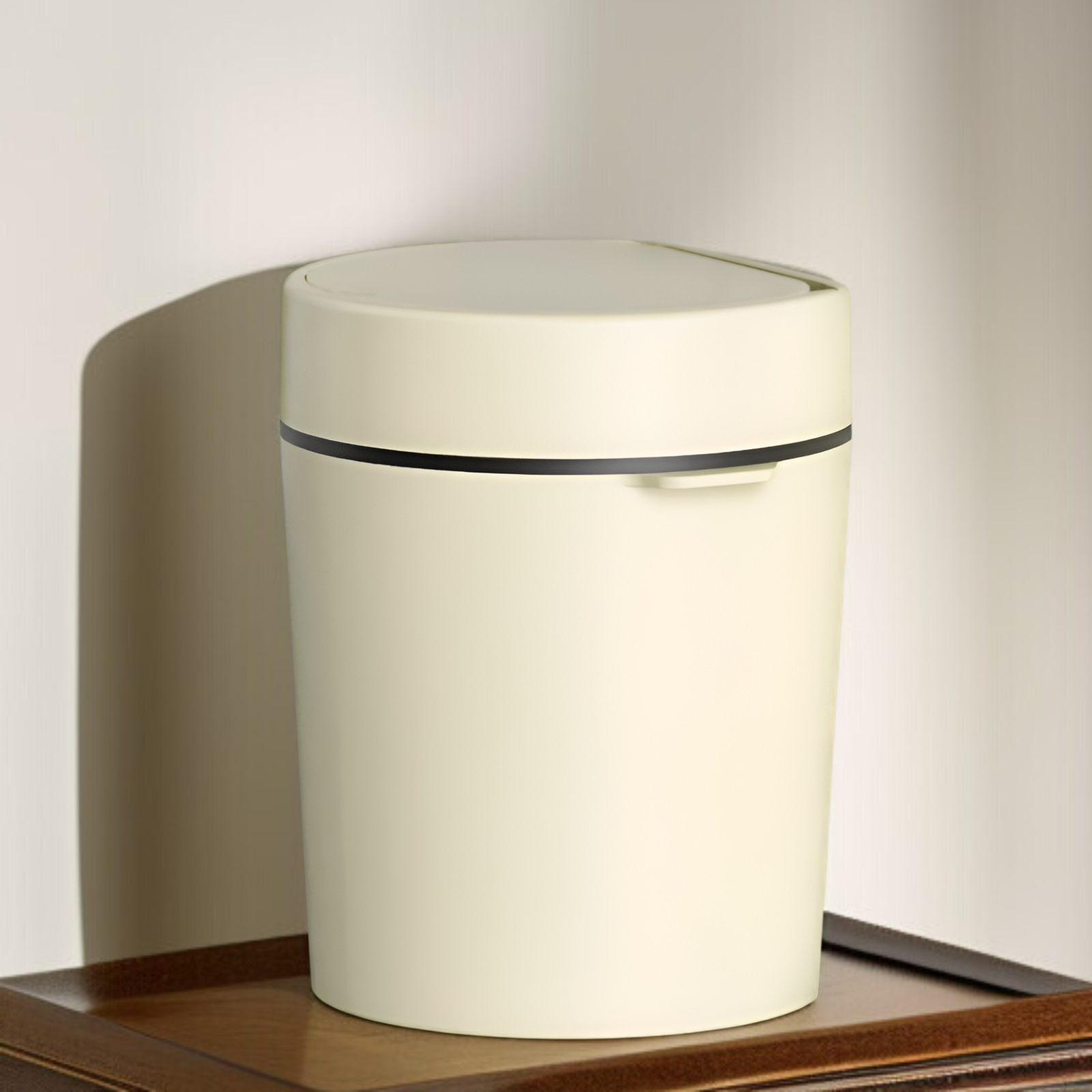 シンプルデザインの家庭用ゴミ箱