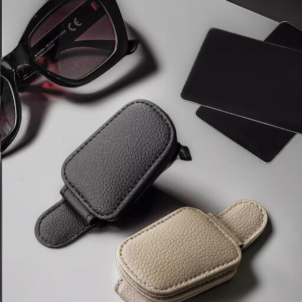 車内のサンバイザーに取り付けたメガネホルダー