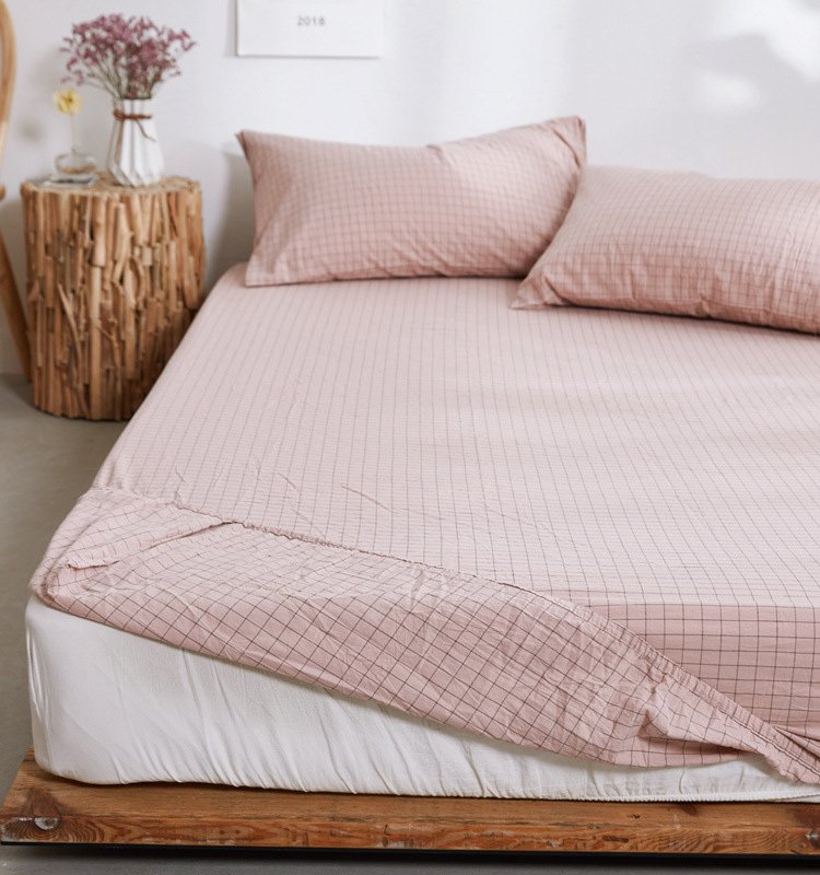 柔らかい素材のボックスシーツを手で触る様子