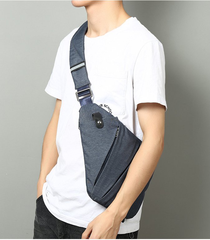肩掛けスタイルの万能ボディバッグ使用例
