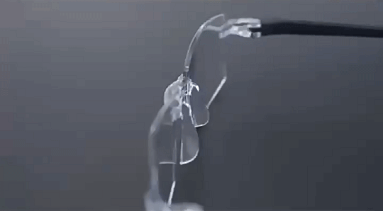 日常生活で活躍するスマート老眼鏡