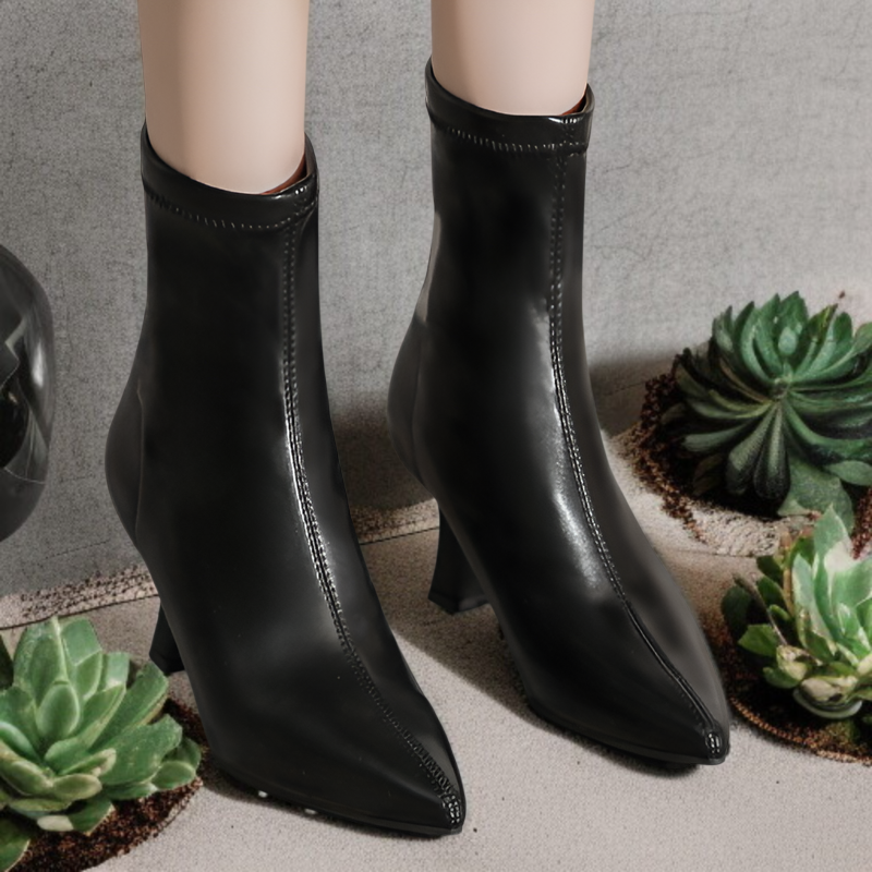 ポインテッドトゥデザインの女性用ショートブーツ