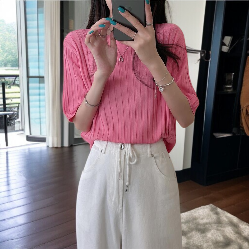 캐주얼 레깅스와 매치한 니트 반팔 상의