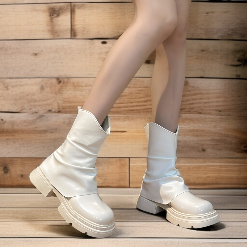 ラウンドトゥデザインの厚底ブーツアップ写真