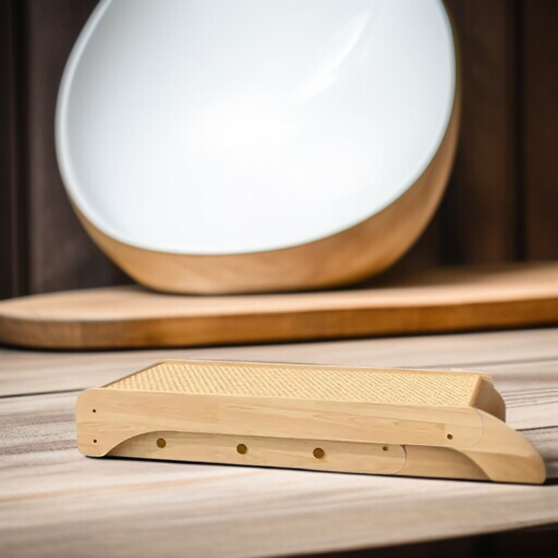 고양이가 삼면 크롤러에서 스크래치하는 모습