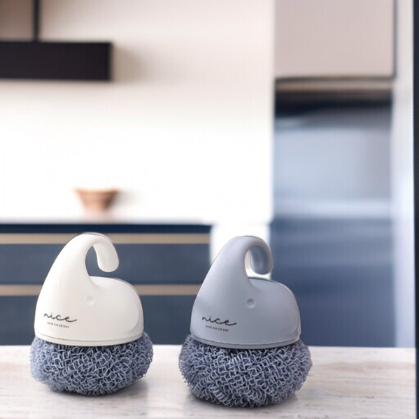 短柄クリーニングブラシで食器洗いをする様子