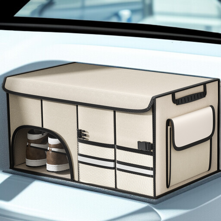 車のトランクに収納ボックスを設置した様子