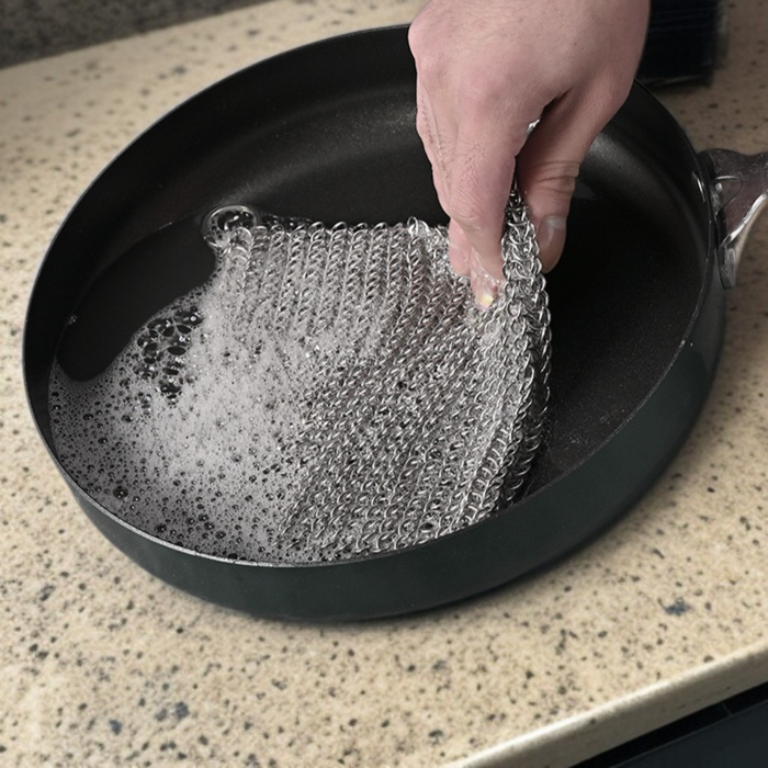 청소 브러쉬로 설거지하는 모습