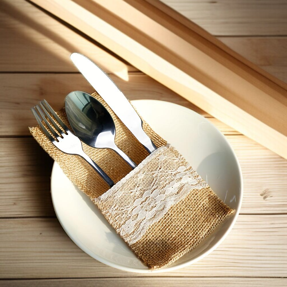 수저와 포크를 담은 레이스 장식 삼베 파우치