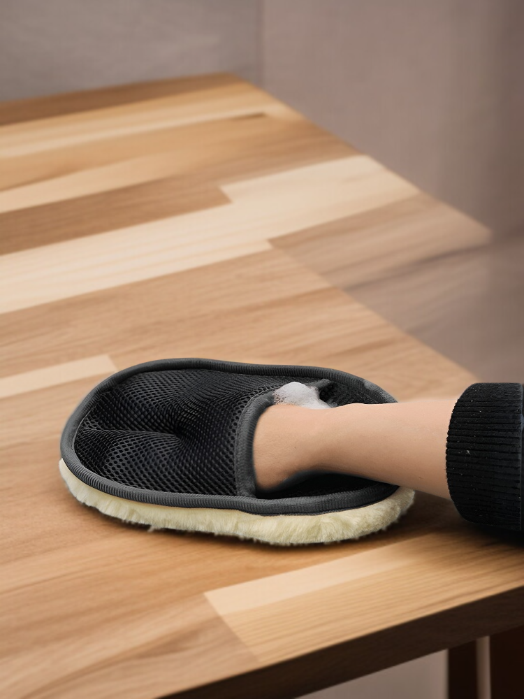 차량용 양털장갑으로 먼지 제거