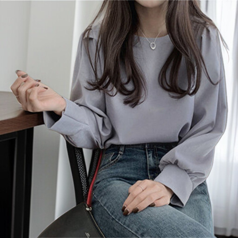 泡袖デザインが特徴のゆったりブラウス