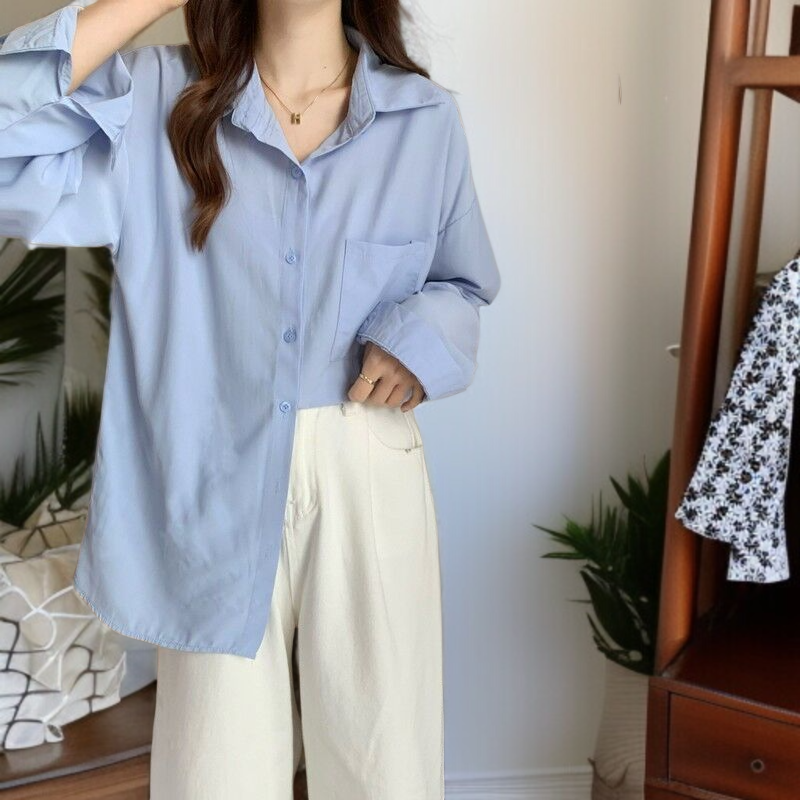 インナーブラウスとして着用する無地シャツ