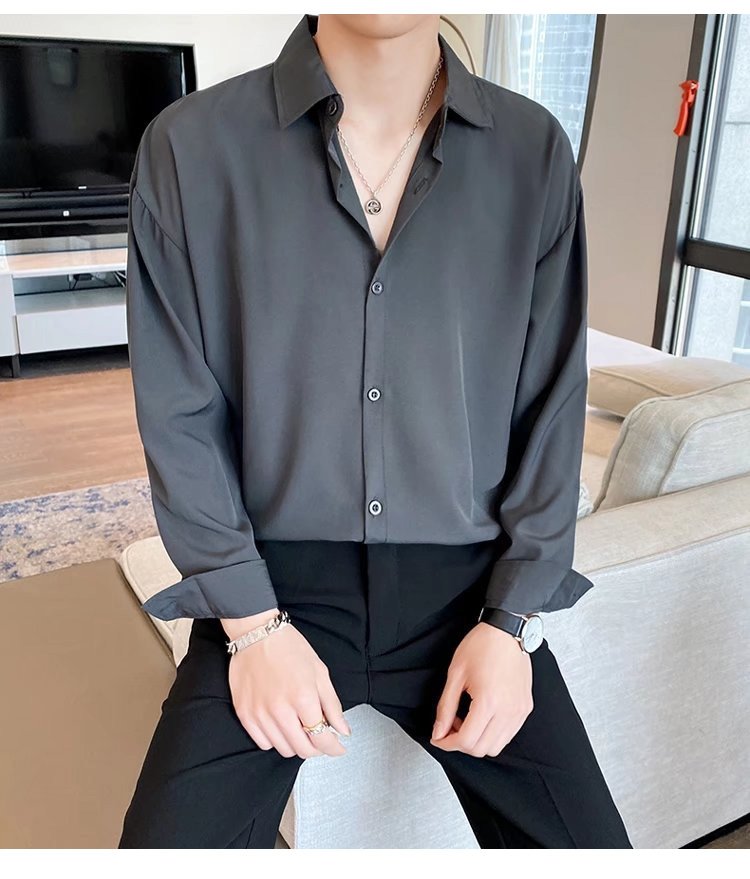 남성용 긴팔 셔츠 소매와 버튼 디테일