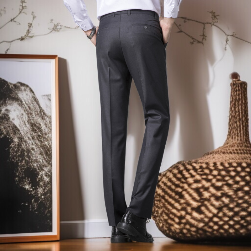 ストレートパンツ シンプルなデザイン