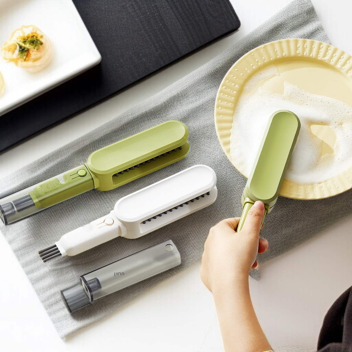 ナイフ洗浄ブラシでナイフを洗う様子