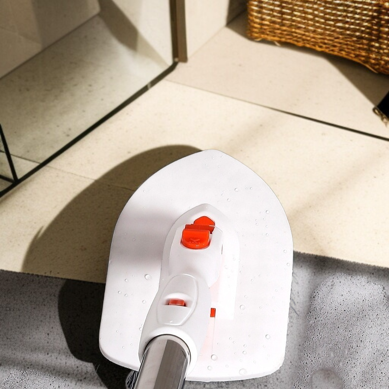 가정용 욕조 브러쉬로 욕실 바닥 청소하는 모습