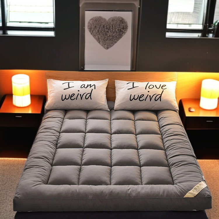 厚手羽毛布団のふわふわ感を強調した画像