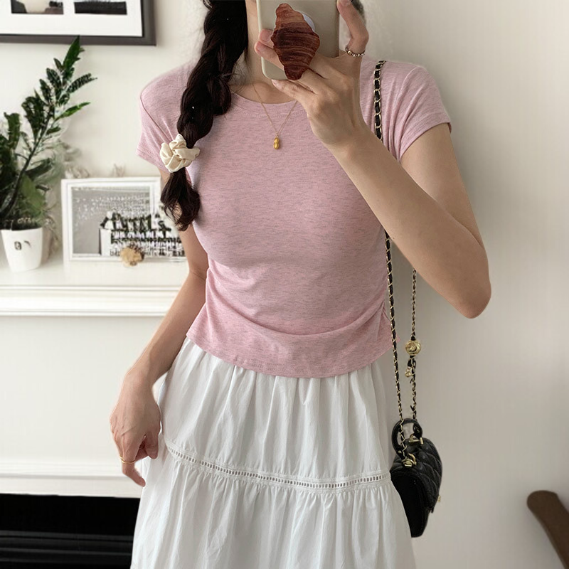 肩正しいデザインの丸首シャツ着用イメージ