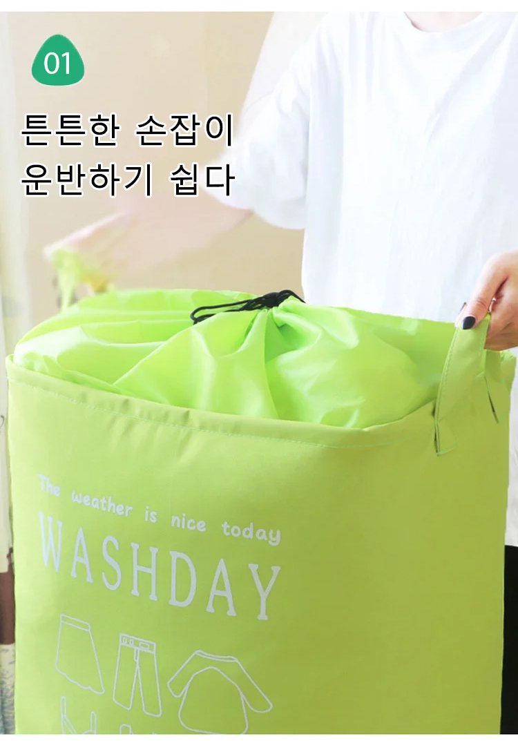 대용량 수납 주머니에 이불 넣는 장면