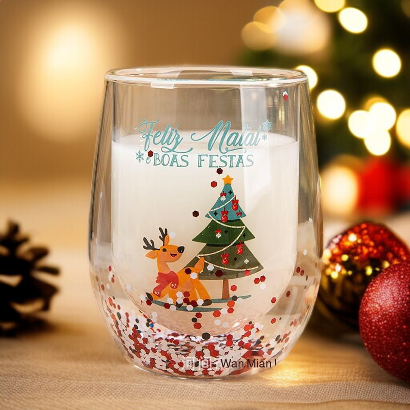 Doppelwandige Weihnachts-Tasse hält Getränke warm