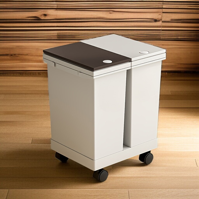 뚜껑이 달린 휴지통 사용 모습