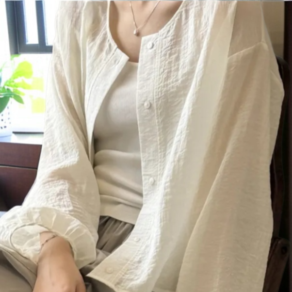 부드러운 소재의 라운드넥 여성 시스루 블라우스 디테일