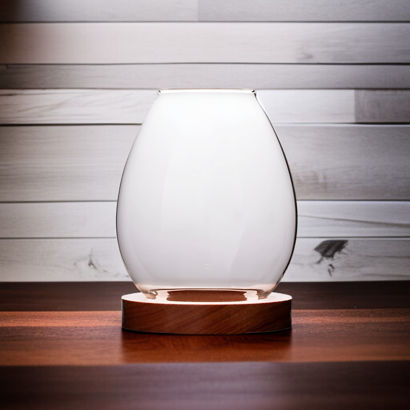 Transparenter Kerzenhalter als Tischdekoration