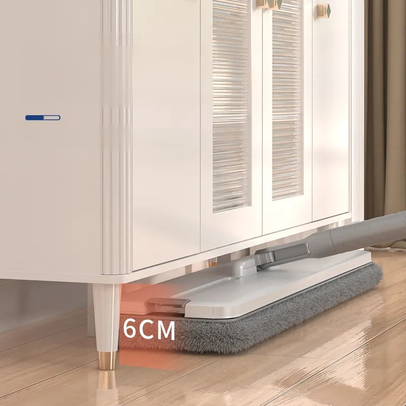 Flat mop with ergonomic handle design