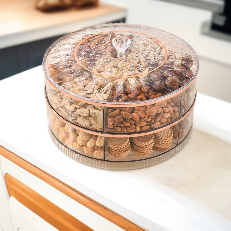 다양한 간식과 과일을 담은 수납판