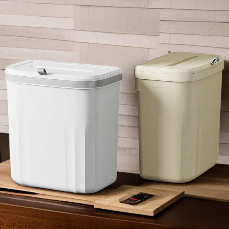 화장실에서 사용 가능한 뚜껑 달린 휴지통