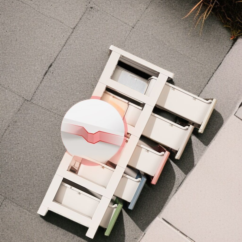 거실에 배치된 플라스틱 수납장 인테리어