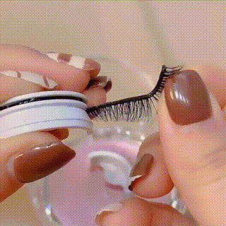 つけまつげ