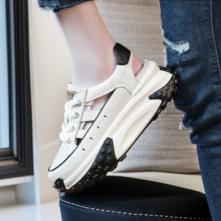 트렌디한 여성 스포츠 샌들 코디 예시