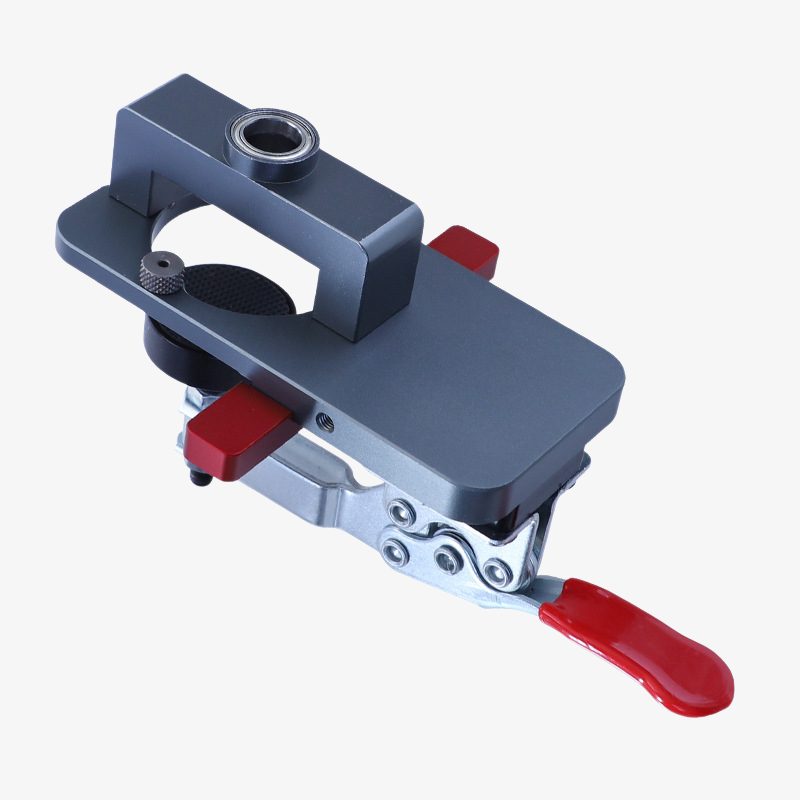 キャビネットドアに正確な穴を開ける補助工具のアップ画像