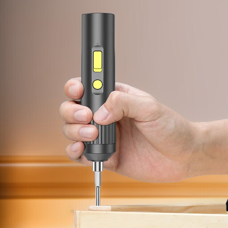 미니 전동드라이버로 나사 조임 작업