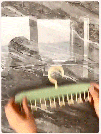 衣類を掛けた多機能フック付きハンガー