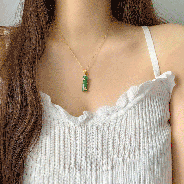 金と翡翠のペンダントネックレス