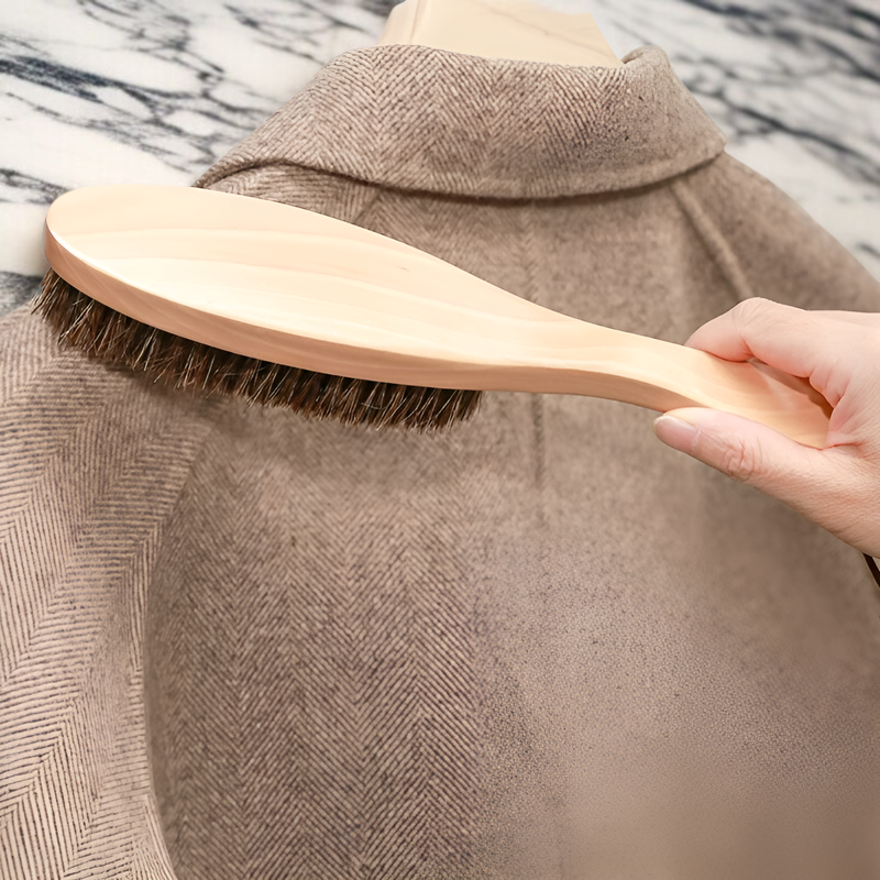 カシミア専用ブラシで衣類をケアする様子